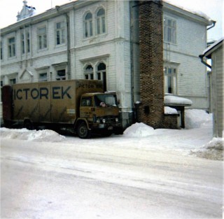 Muuttoauto kotimme edustalla Hietasaarenkatu 4:ssä helmikuun alussa 1982.